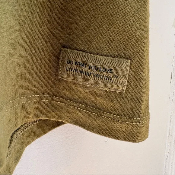 Life Is Good Women’s Olive Tune In Mountain Graphic T-Shirt - Medium - Picture 3 of 7